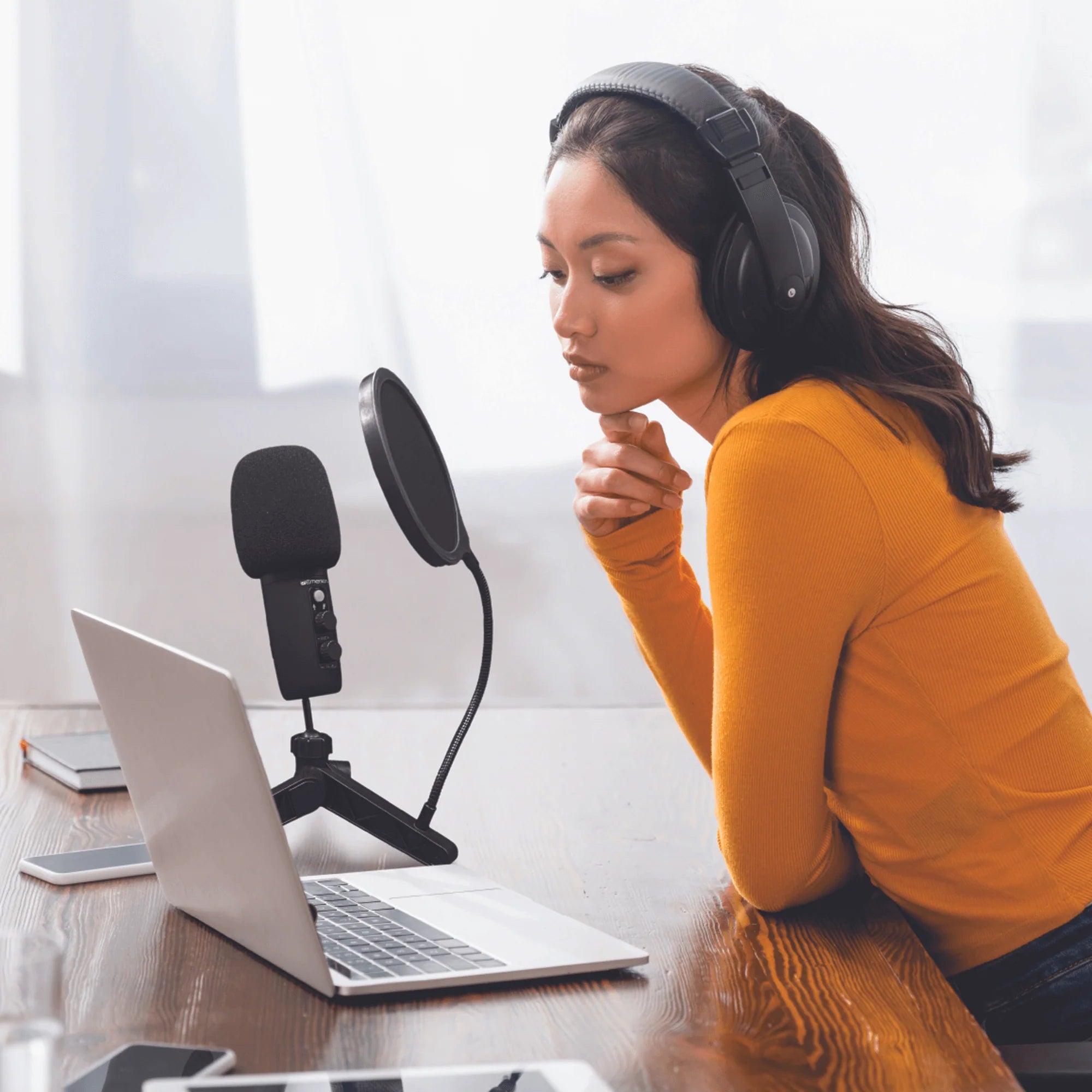 Emerson Professional USB Condenser Microphone for Gaming and Streaming with LED Illumination